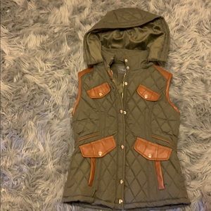 Hunter green and brown faux pocket hooded vest.